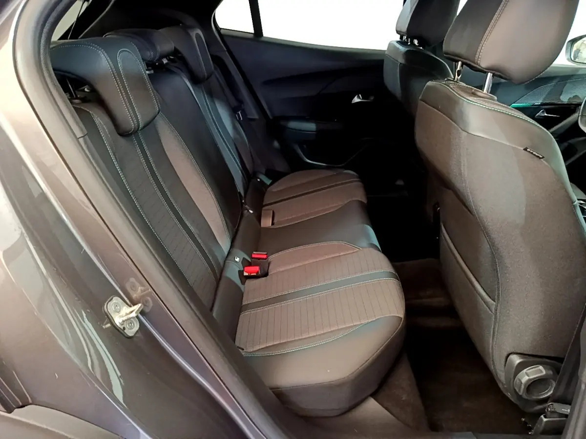 Vue intérieure côté gauche montrant la banquette arrière gris foncé du Peugeot 2008 PureTech 130 Allure 2022.