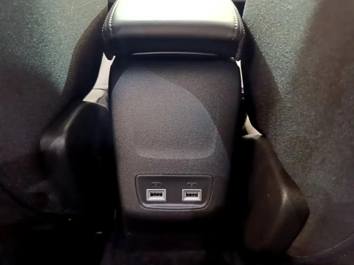 Gros plan sur la console centrale arrière noire du Peugeot 2008 2022 avec deux ports USB visibles entre les sièges arrière.