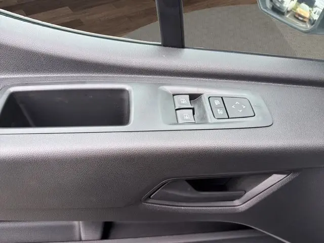 Gros plan sur la porte intérieure côté conducteur du Renault Master blanc, avec commandes électriques des vitres et rétroviseurs.