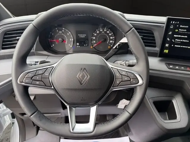 Vue intérieure du tableau de bord du Renault Master blanc 2025, avec écran tactile central et volant multifonctions.