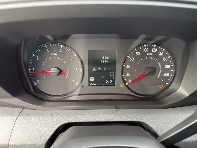 Vue rapprochée du combiné d'instruments du Renault Master blanc 2025, affichage numérique et compte-tours analogique.