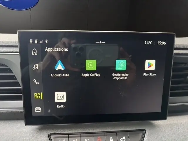 Écran tactile central du tableau de bord du Renault Master blanc, affichant les applications Android Auto et Apple CarPlay.