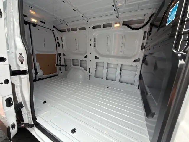 Vue intérieure du compartiment de chargement blanc du Renault Master FG L2H2, montrant l’espace vide et les parois métalliques.