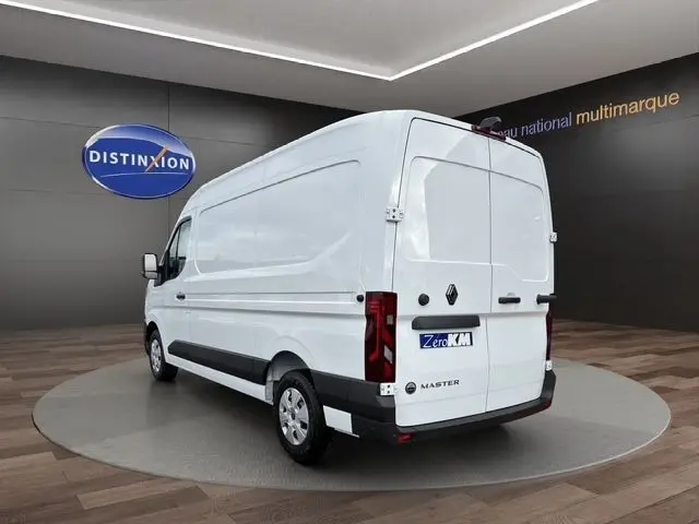 Renault Master blanc en vue 3/4 arrière droit, fourgon utilitaire avec logo et plaque Zero KM visible.