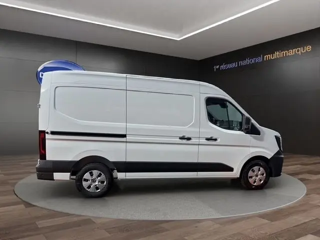 Vue latérale droite d’un Renault Master blanc, fourgon utilitaire avec toit haut et jantes acier argentées.