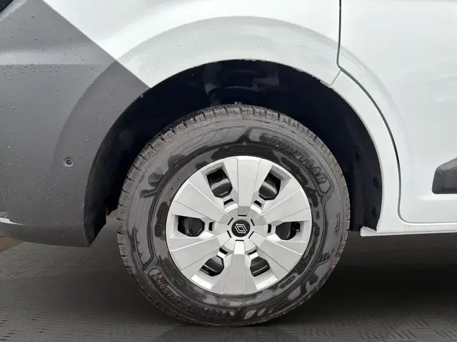 Gros plan sur la roue avant droite d’un Renault Master blanc, avec jante en alliage et pneu Goodyear visible.
