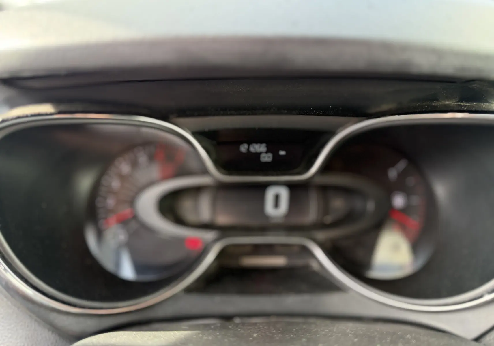 Vue rapprochée du tableau de bord numérique du Renault Captur blanc 2017, affichant le compteur à zéro.