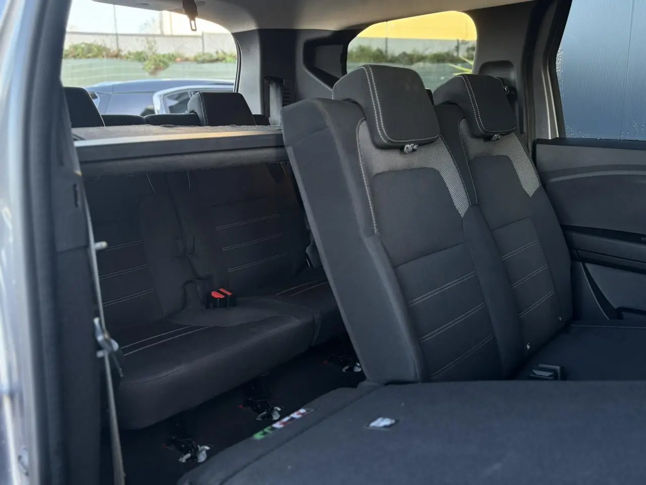 Vue intérieure côté droit du Dacia Jogger 2025, montrant les sièges arrière noirs avec appuie-têtes et banquette rabattue.