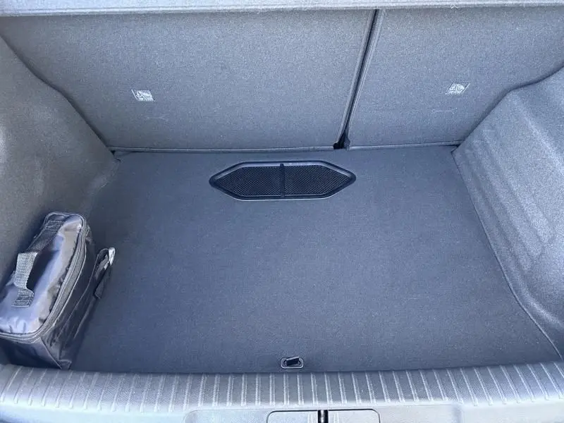 Coffre spacieux et propre de DS3 1.2 Hybride 145 Étoile 2025, vue intérieure avec sac de rangement noir à gauche.