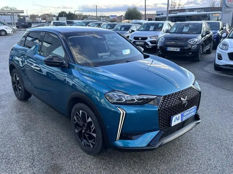 DS3 1.2 Hybride 145 Étoile bleu métal vu en 3/4 avant droit, avec calandre distinctive et feux LED verticaux.