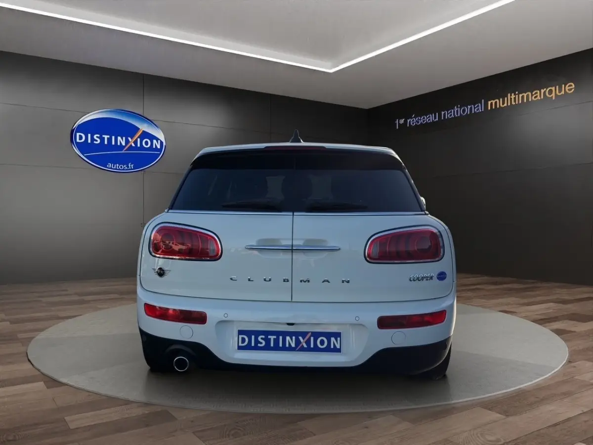 Vue arrière d'une MINI Clubman Cooper Exquisite blanche, avec feux arrière distinctifs et double porte arrière ouvrante.