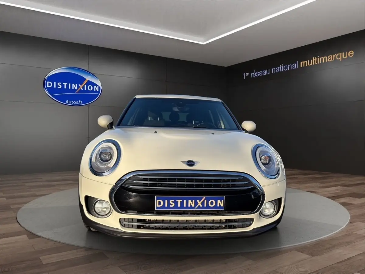 Vue frontale d'une MINI Clubman F54 Cooper Exquisite blanche, avec calandre noire et phares ronds LED.