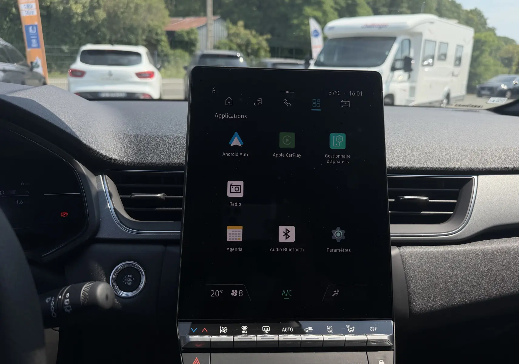 Vue intérieure centrée sur l'écran tactile vertical du tableau de bord du Renault Captur 2026, volant partiel visible.