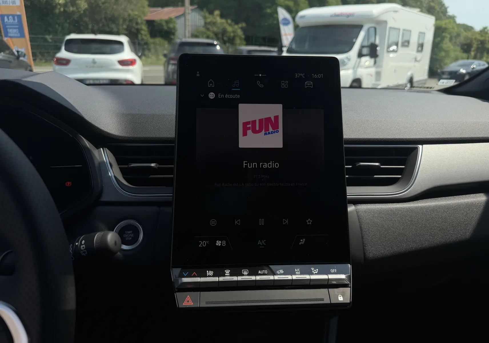 Vue intérieure centrée sur l’écran tactile vertical du tableau de bord du Renault Captur gris Cassiopée bi-ton.
