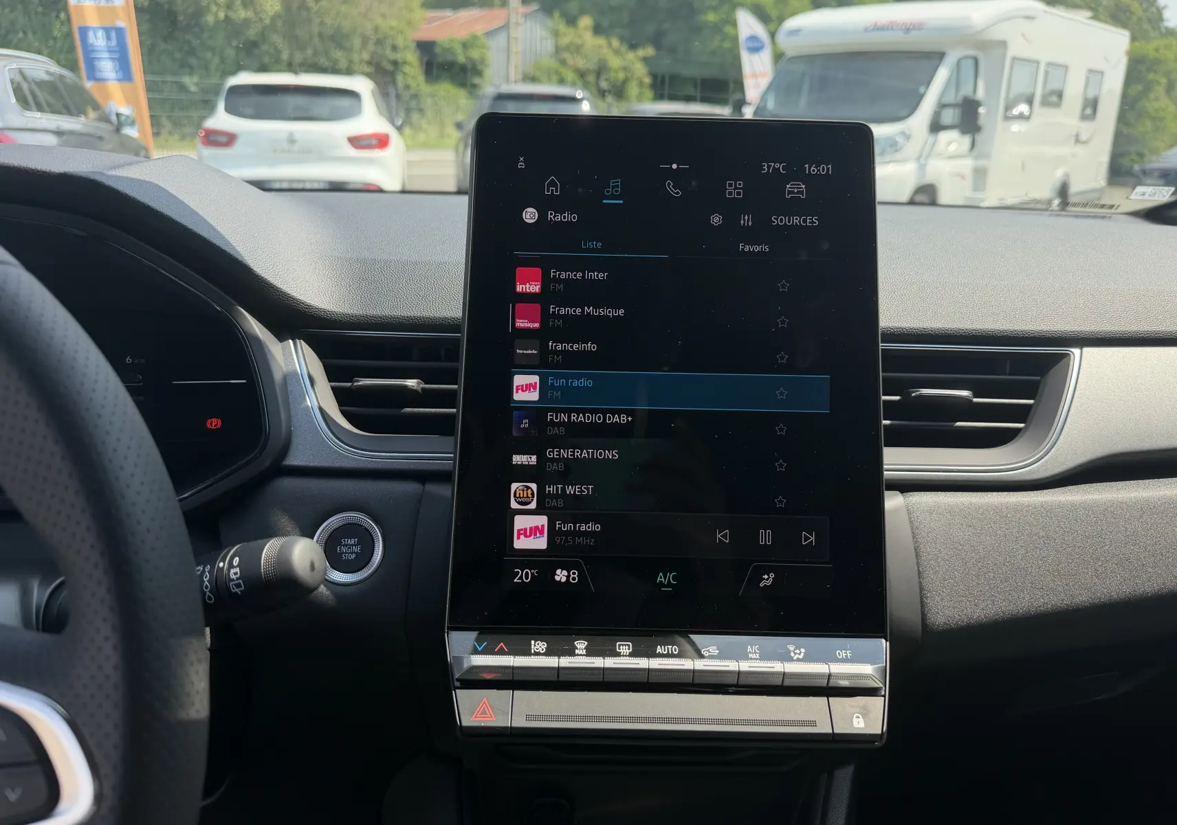 Vue intérieure centrée sur l'écran tactile vertical du tableau de bord du Renault Captur gris Cassiopée bi-ton 2026.