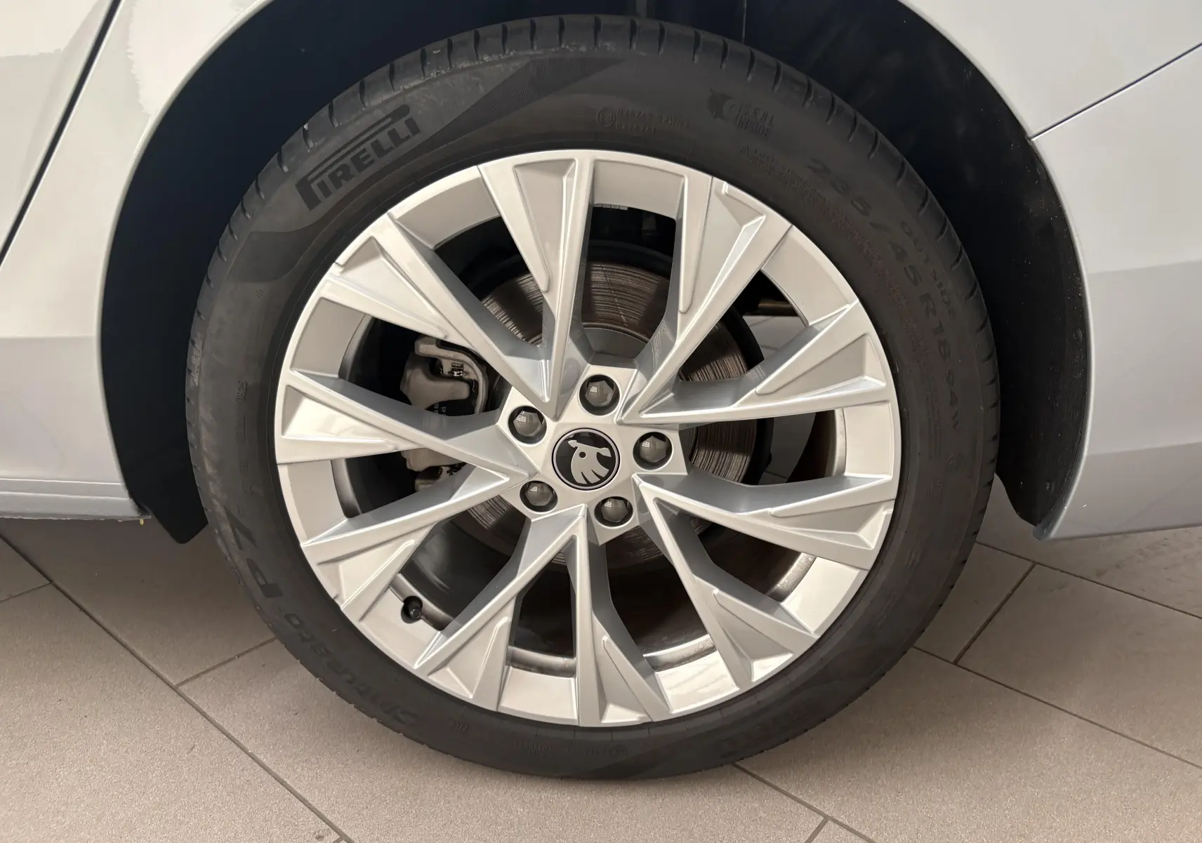 Gros plan sur la jante alliage Dofida 18'' argent et pneu Pirelli montés sur une Skoda Superb Combi gris argent.