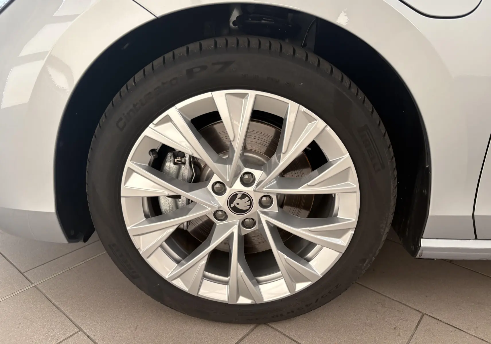 Gros plan sur la jante alliage argent 18 pouces côté avant droit du Skoda Superb Combi gris argent 2025.