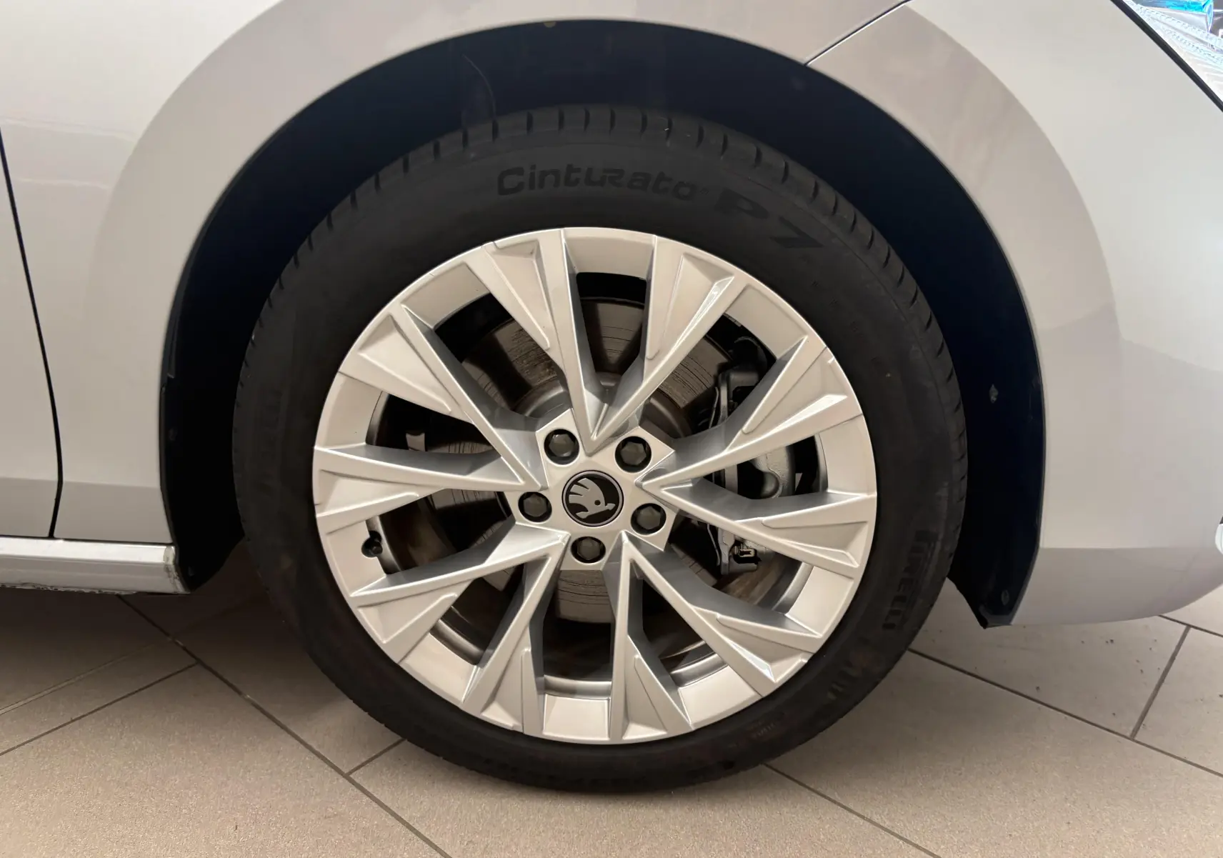 Gros plan sur la jante alliage argent 18 pouces Dofida du côté avant droit d'une Skoda Superb Combi gris argent.