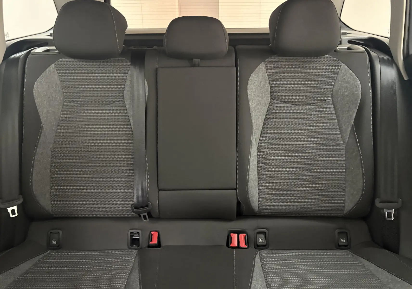 Vue intérieure arrière des sièges arrière gris foncé et tissu texturé de la Skoda Superb Combi 2025.