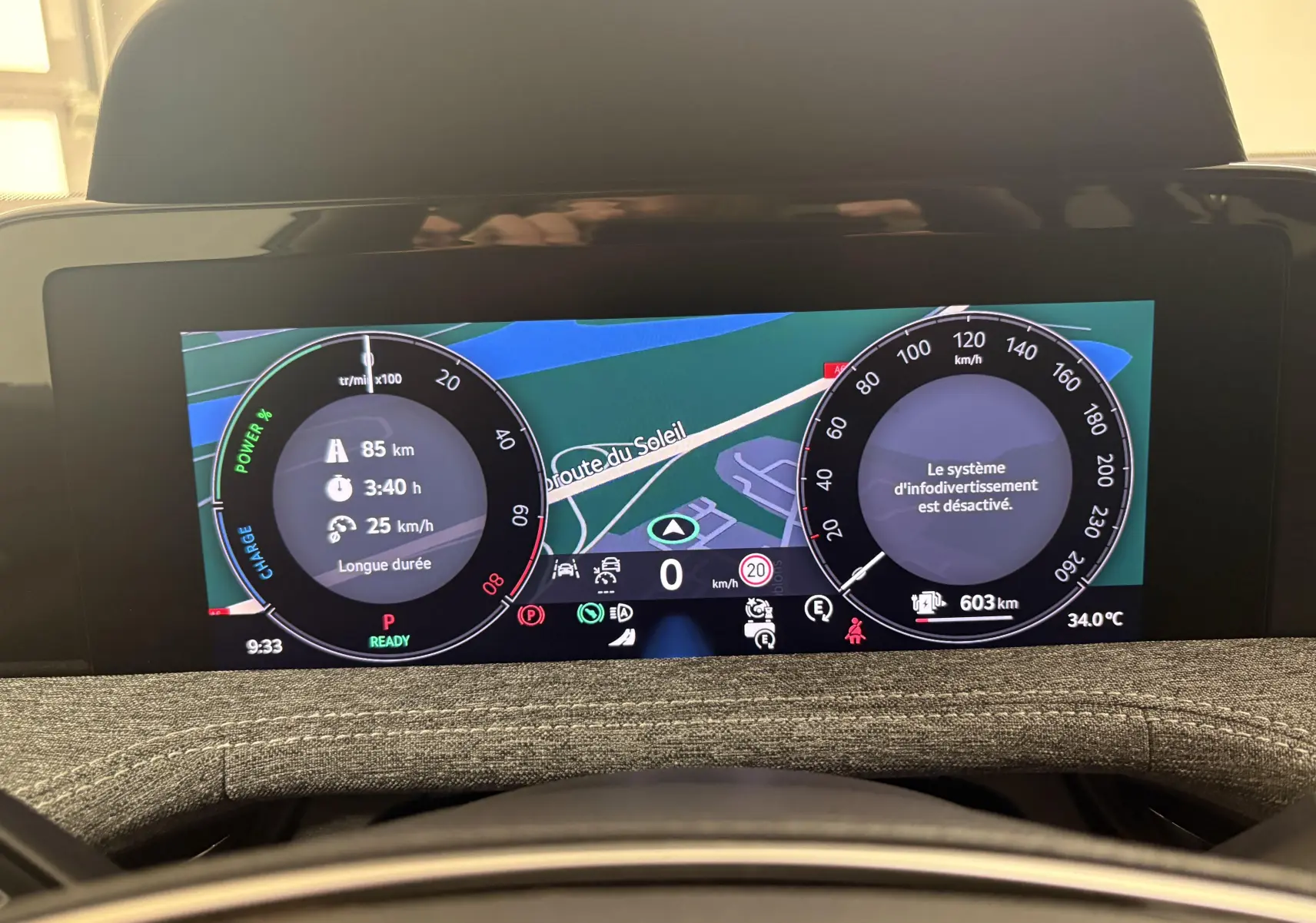 Tableau de bord numérique du Skoda Superb Combi 2025 affichant la navigation et les compteurs en vue frontale.