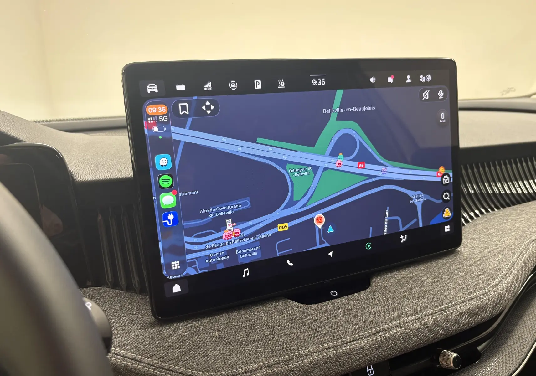 Écran tactile central du tableau de bord avec navigation GPS affichée dans une Skoda Superb Combi 2025.