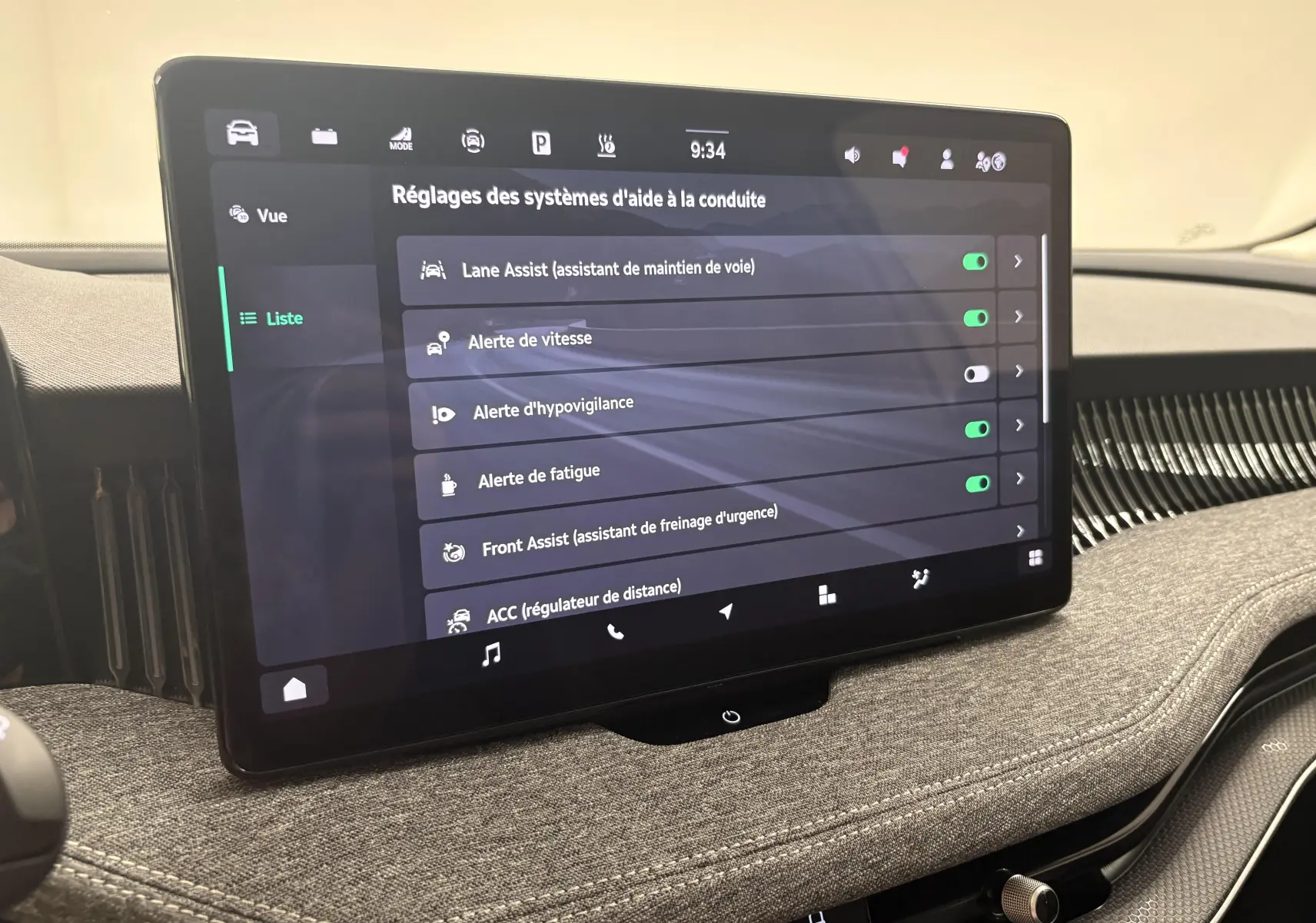 Écran tactile central affichant les réglages d’aide à la conduite dans l’habitacle d’une Skoda Superb Combi 2025.