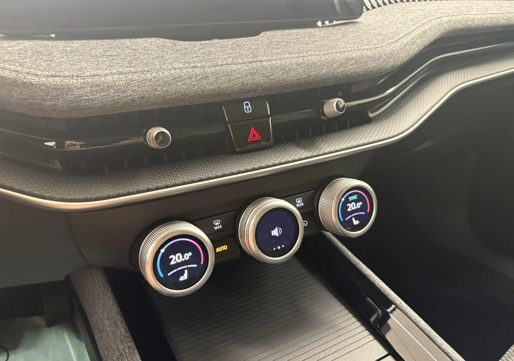 Détail du tableau de bord de la Skoda Superb Combi 2025, montrant les commandes circulaires de la climatisation et les boutons centraux.