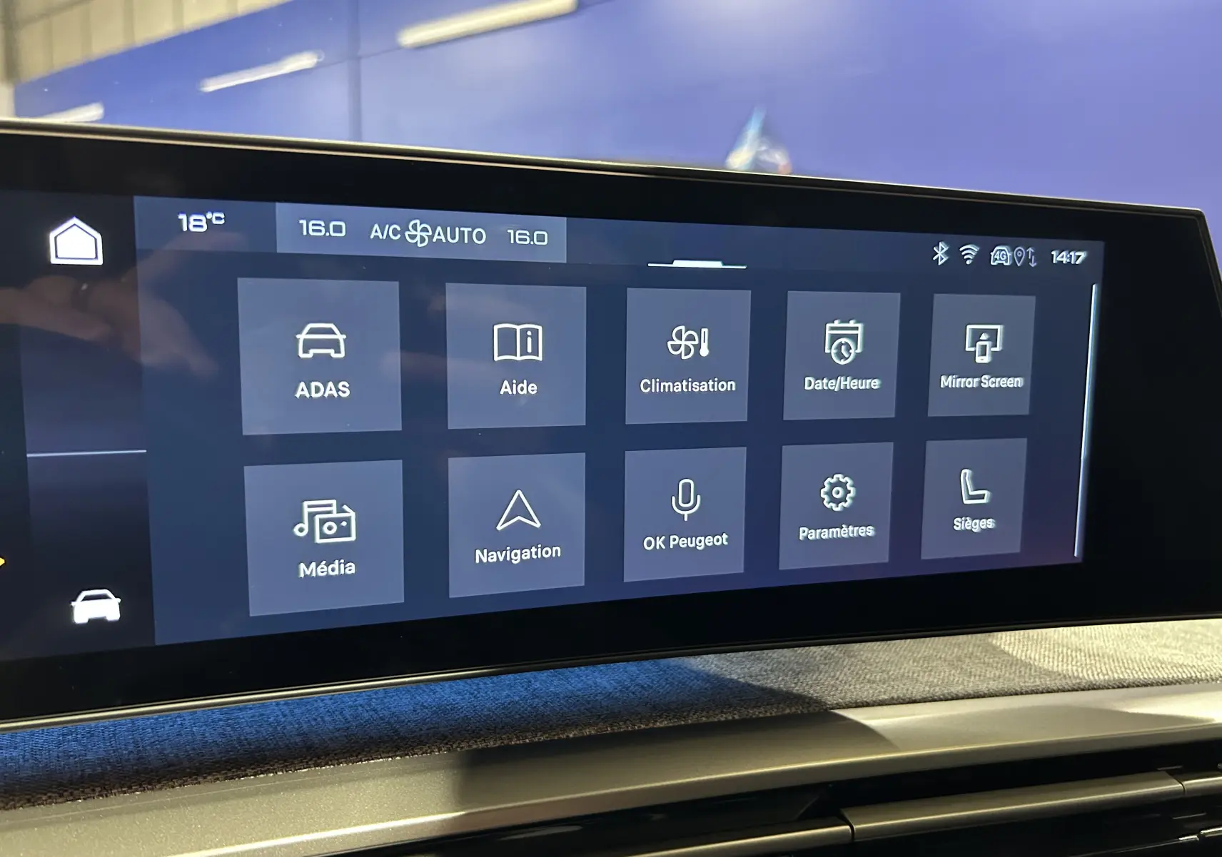 Écran tactile central du Peugeot 5008 III Hybrid 145 GT affichant les menus ADAS, climatisation et navigation.