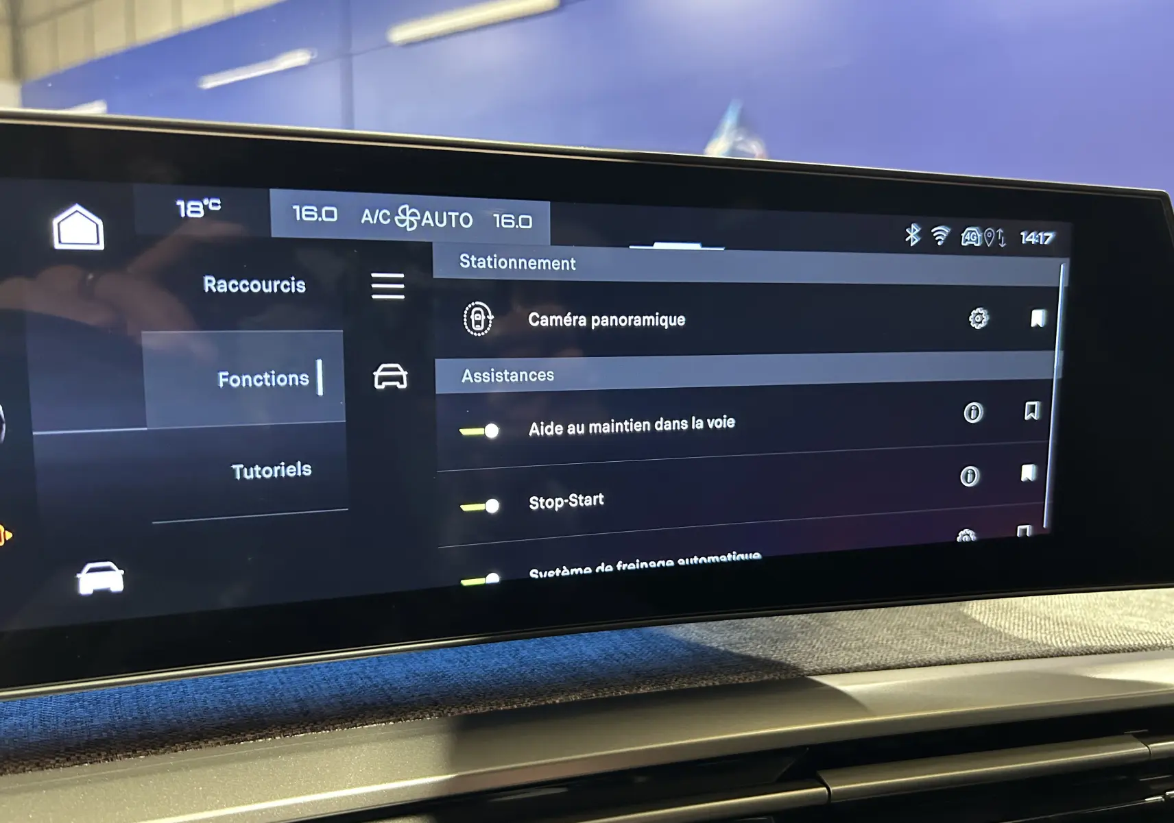 Écran tactile intérieur du Peugeot 5008 III Hybrid 145, affichant les options d’assistance à la conduite.