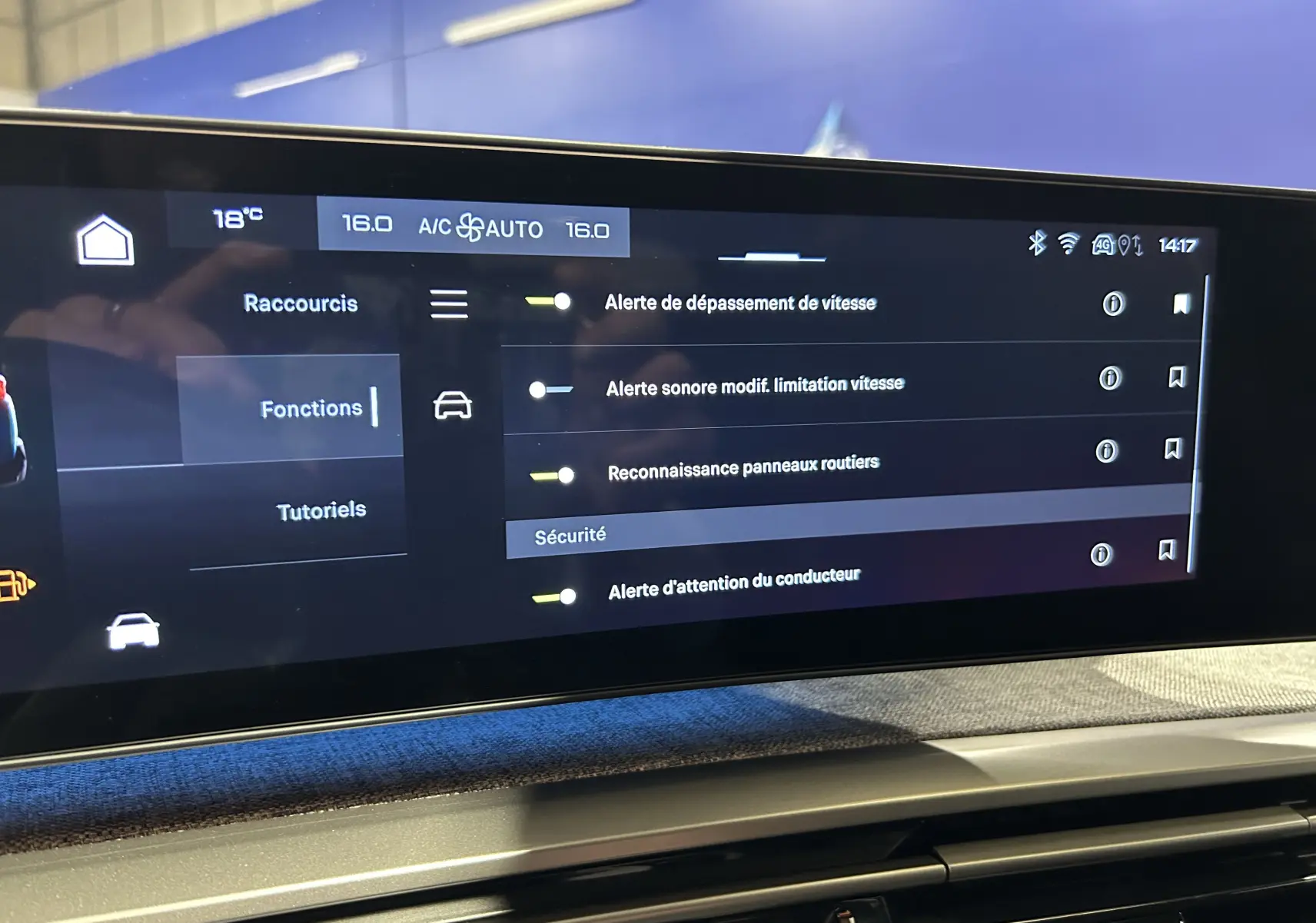 Écran tactile central du Peugeot 5008 III Hybrid 145 GT affichant les options de sécurité et la climatisation.