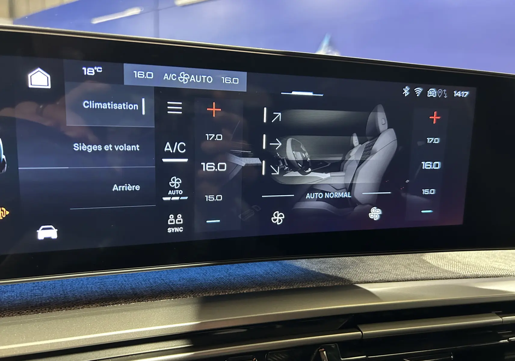 Écran tactile intérieur du Peugeot 5008 III Hybrid 145 GT affichant la climatisation et réglages des sièges.