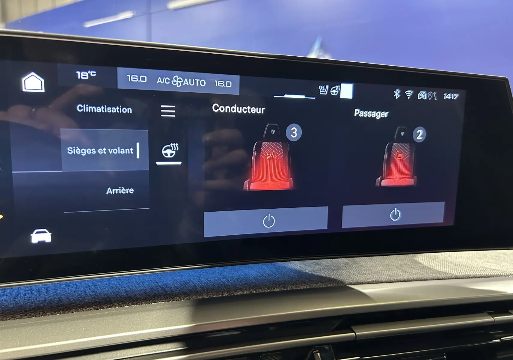 Écran tactile intérieur du Peugeot 5008 gris titane, affichant le réglage chauffant des sièges conducteur et passager.