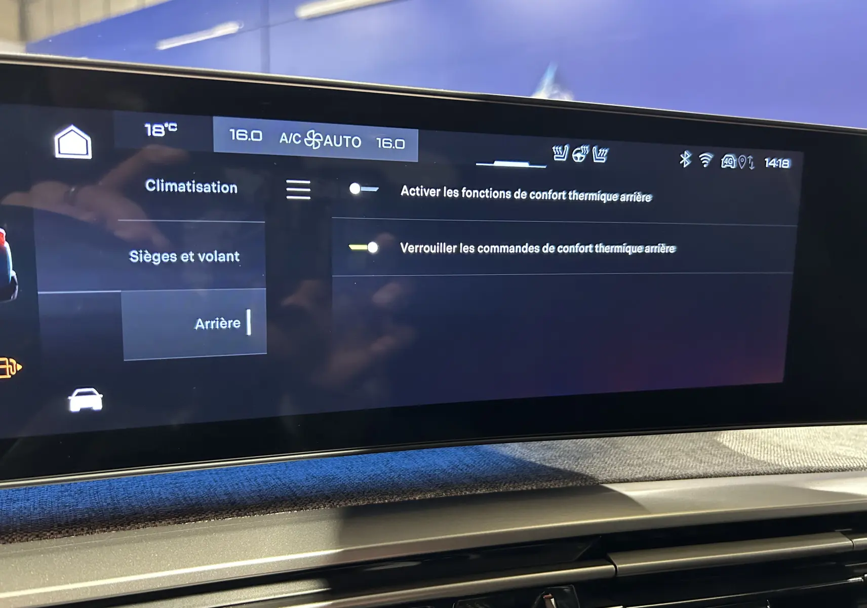 Écran tactile intérieur du Peugeot 5008 III Hybrid 145 GT affichant les réglages de confort thermique arrière.