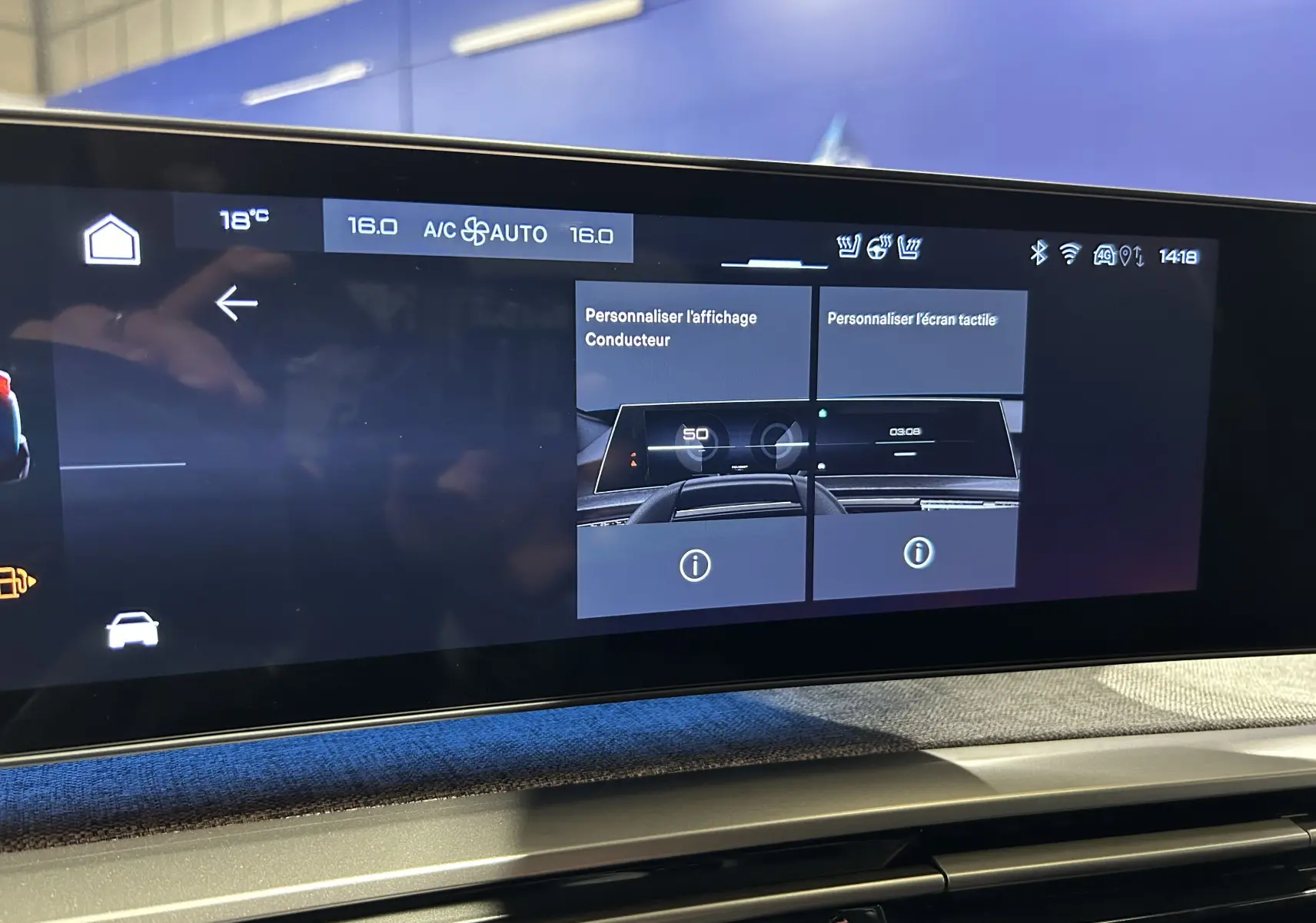 Écran tactile intérieur du Peugeot 5008 gris titane, affichage central avec options de personnalisation visibles.