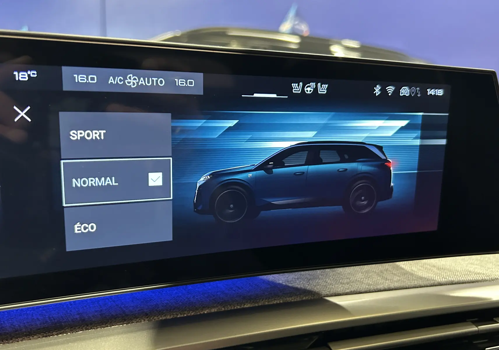 Écran tactile intérieur montrant la silhouette latérale droite du Peugeot 5008 gris titane en mode de conduite normal.
