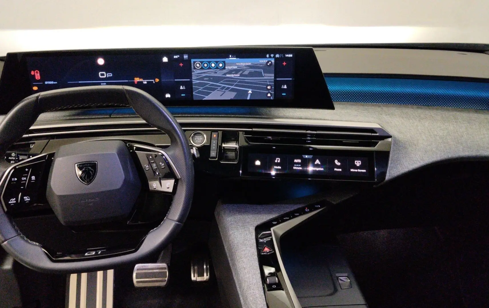 Gros plan sur la roue avant gauche du Peugeot 5008 gris titane, mettant en valeur la jante noire et argentée au design moderne.