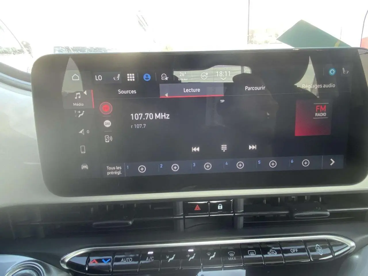 Vue rapprochée de l'écran tactile central du tableau de bord de la Fiat 500 électrique blanche de 2022.