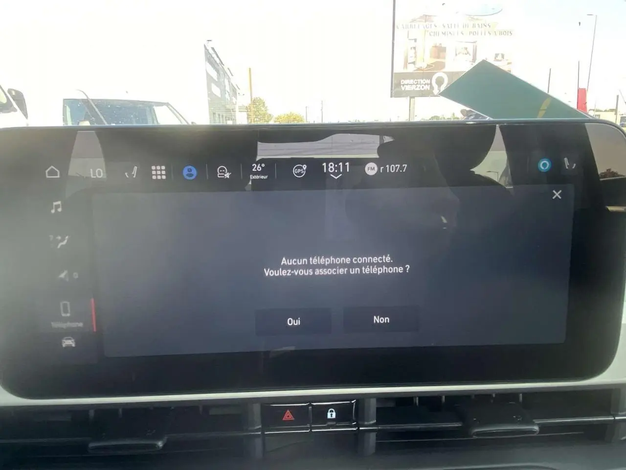 Écran tactile central du tableau de bord de la Fiat 500 électrique blanche, affichant la connexion téléphone.