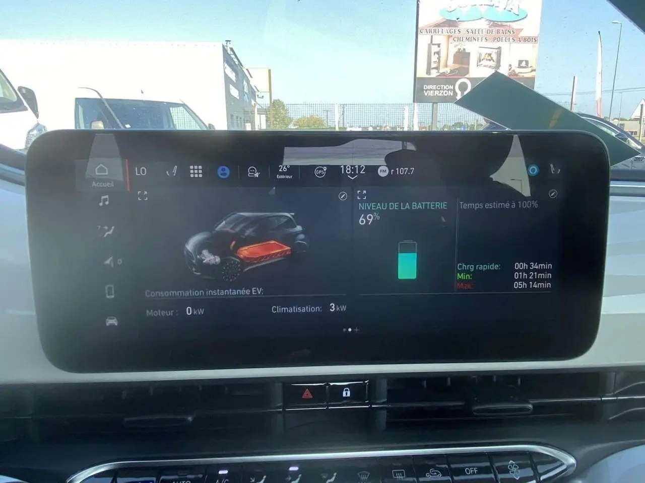 Écran tactile central de la Fiat 500 Électrique 2022 montrant l'état de charge de la batterie à 69% et l'autonomie restante.