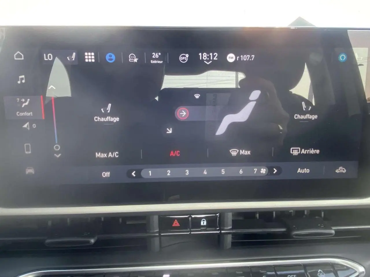 Écran tactile central de la Fiat 500 électrique 2022 affichant les réglages de climatisation et chauffage intérieur.