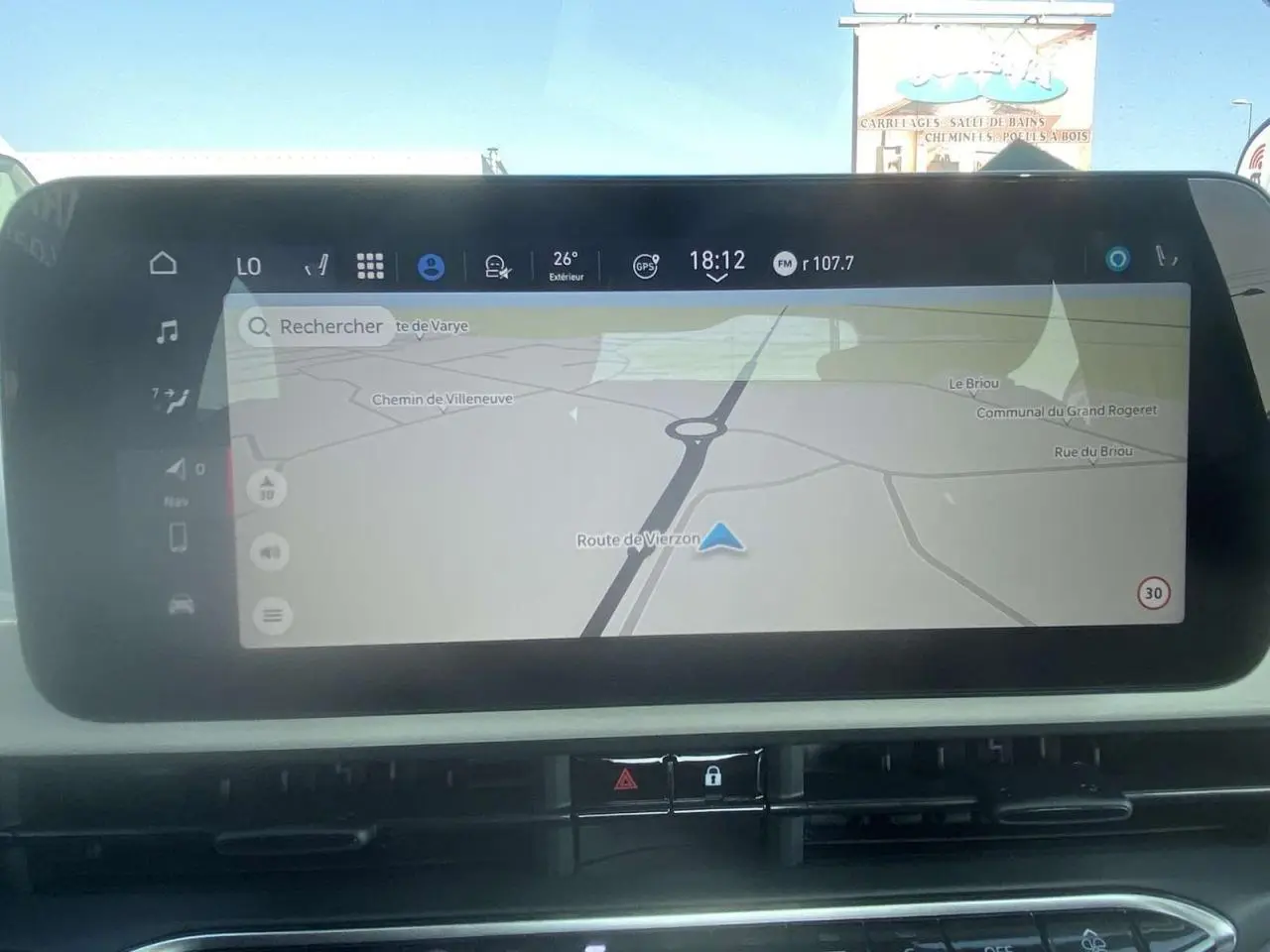 Écran tactile central du tableau de bord de la Fiat 500 Électrique 2022 montrant la navigation GPS en plein jour.