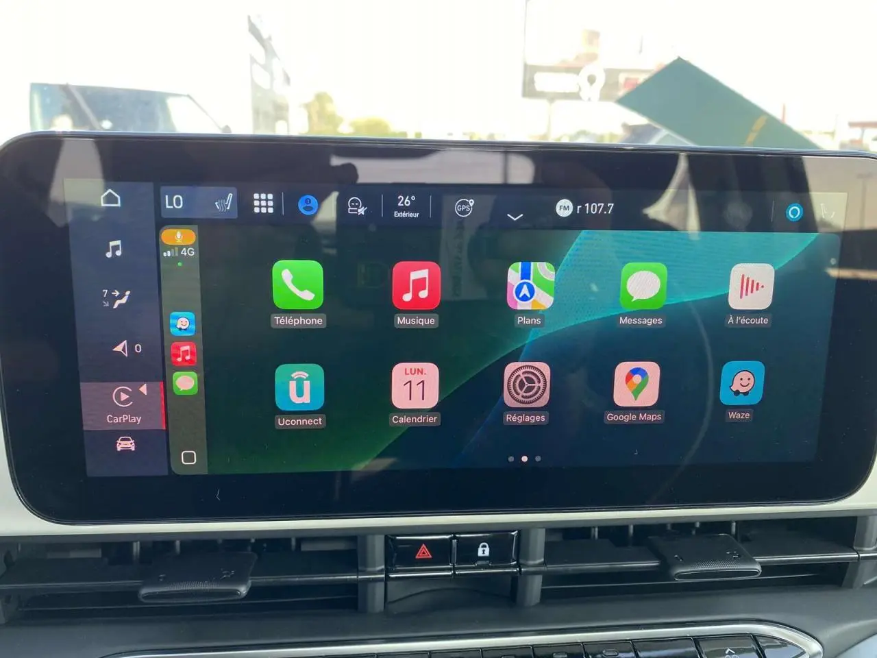 Écran tactile central de la Fiat 500 électrique 2022 affichant Apple CarPlay et applications connectées.