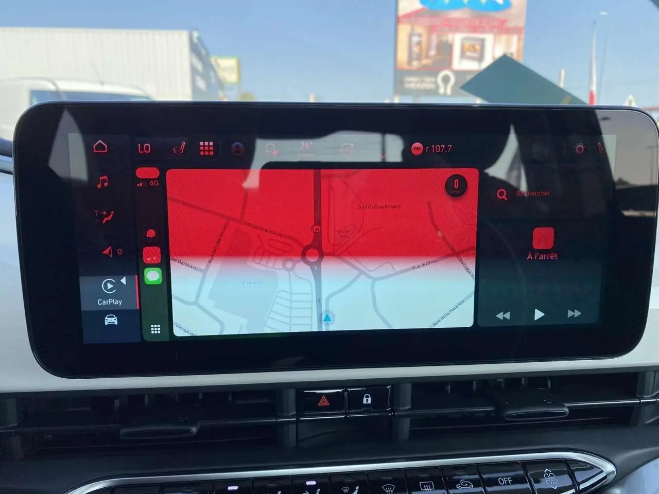 Écran tactile central du tableau de bord de la Fiat 500 électrique 2022, affichant la navigation et Apple CarPlay.