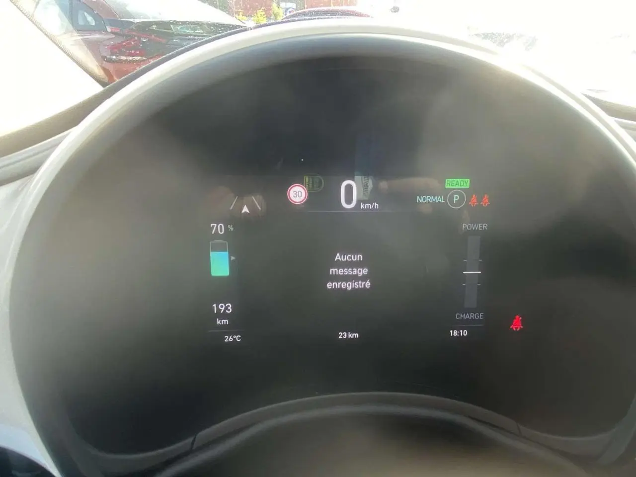 Tableau de bord numérique de la Fiat 500 Électrique 2022 affichant autonomie, vitesse à zéro et température extérieure.