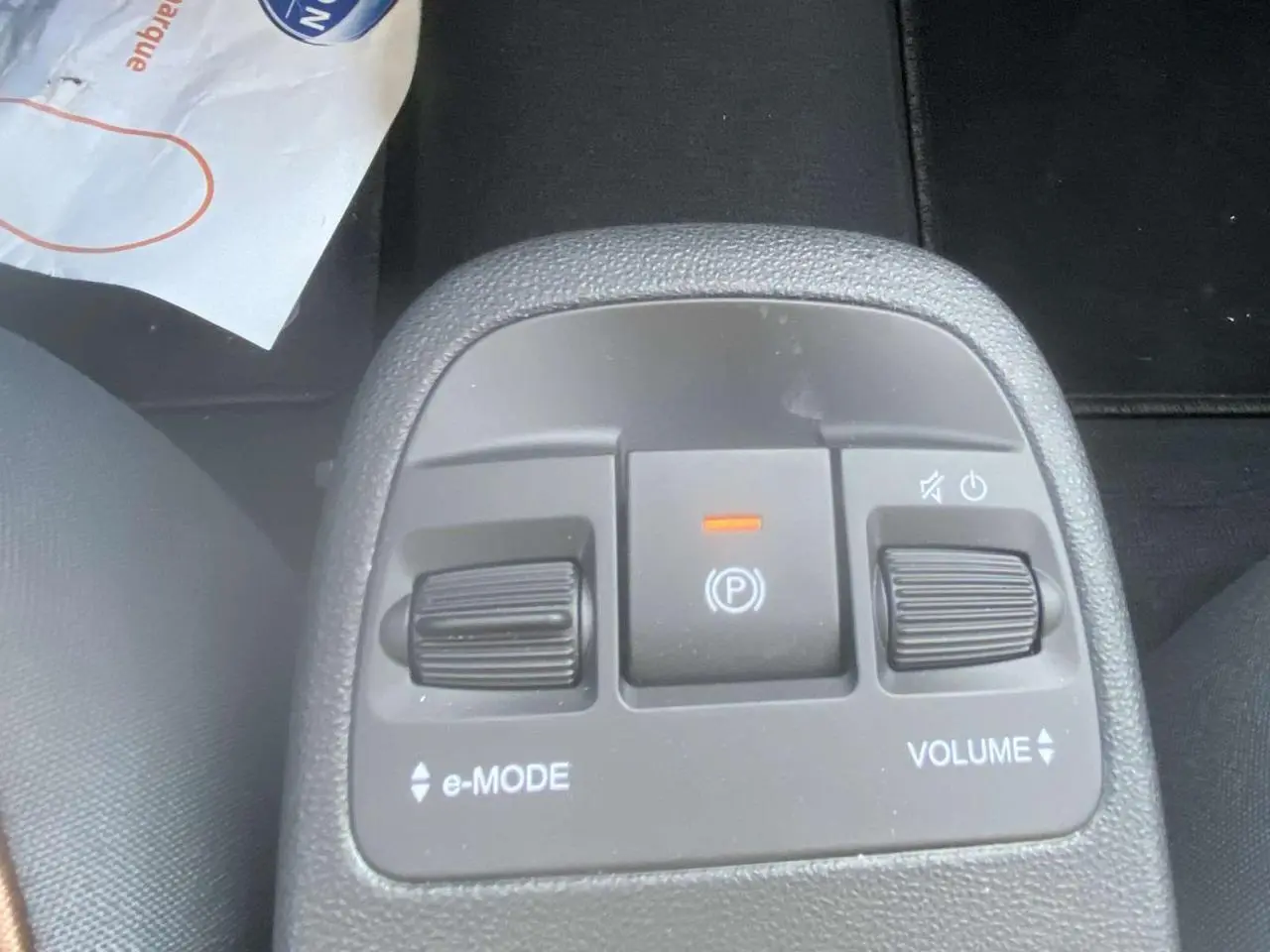 Gros plan sur la console centrale de la Fiat 500 électrique 2022, boutons e-Mode et volume visibles.