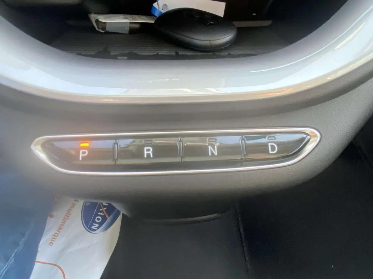 Gros plan sur la commande de boîte automatique de la Fiat 500 électrique blanche, mode parking activé.