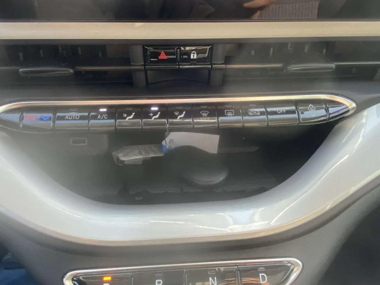 Boutons de commande de la climatisation automatique sur le tableau de bord de la Fiat 500 électrique blanche, version 2022.
