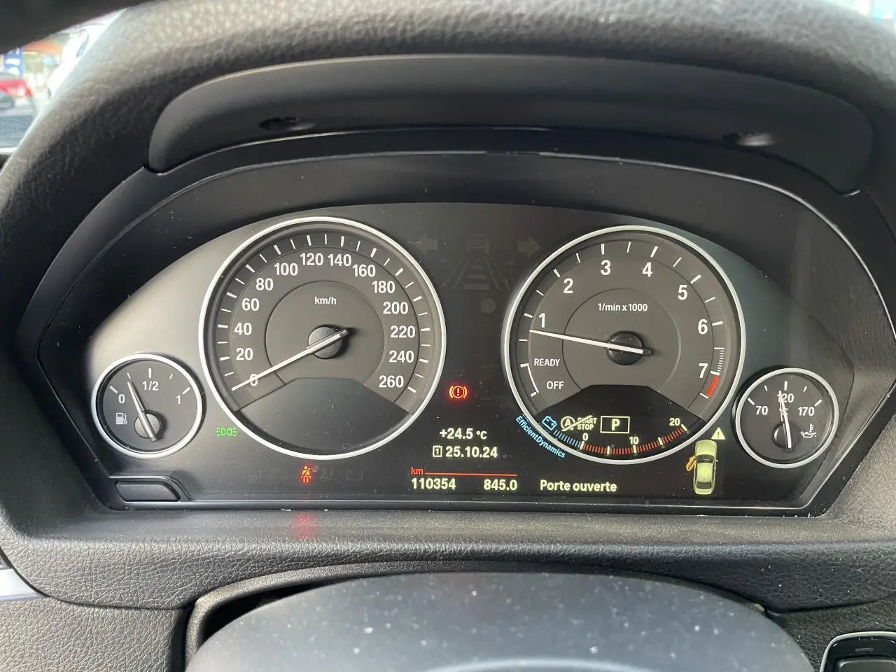 Tableau de bord de BMW Série 3 F30 330i xDrive 2018 avec affichage numérique et compte-tours à droite.