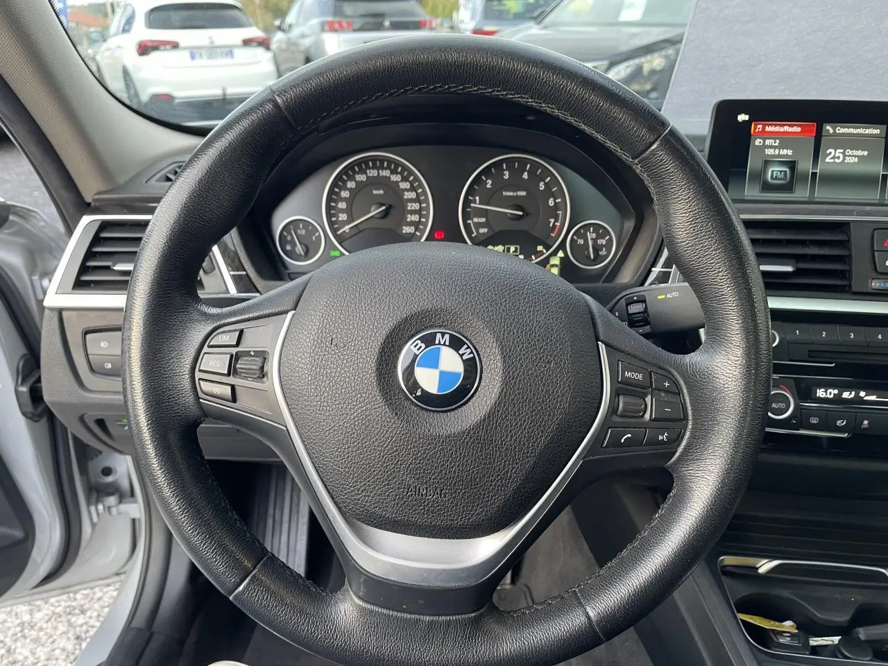 Volant cuir noir BMW Série 3 F30 330i xDrive 2018 avec tableau de bord et écran multimédia visible de face.