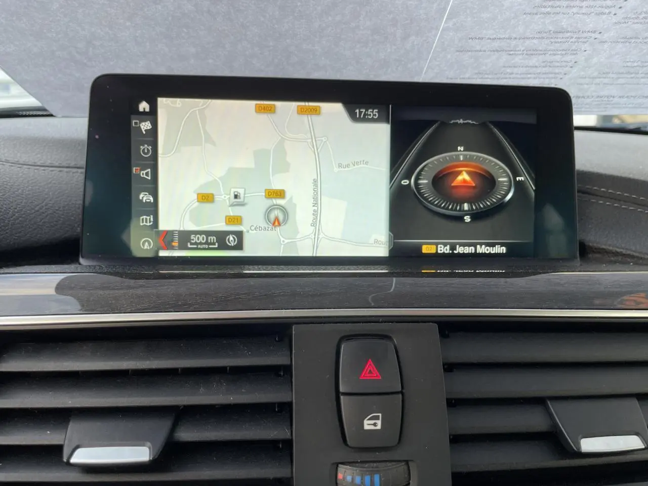 Vue rapprochée de l'écran de navigation et des commandes centrales du tableau de bord de la BMW Série 3 F30 gris clair.